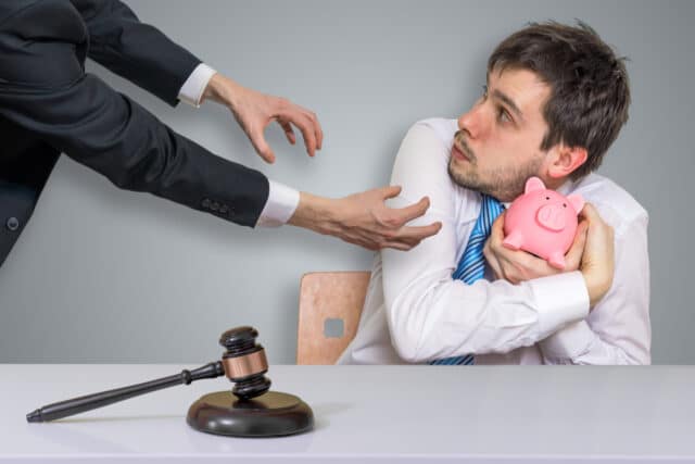 Mann mit Spardose und nehmender Hand