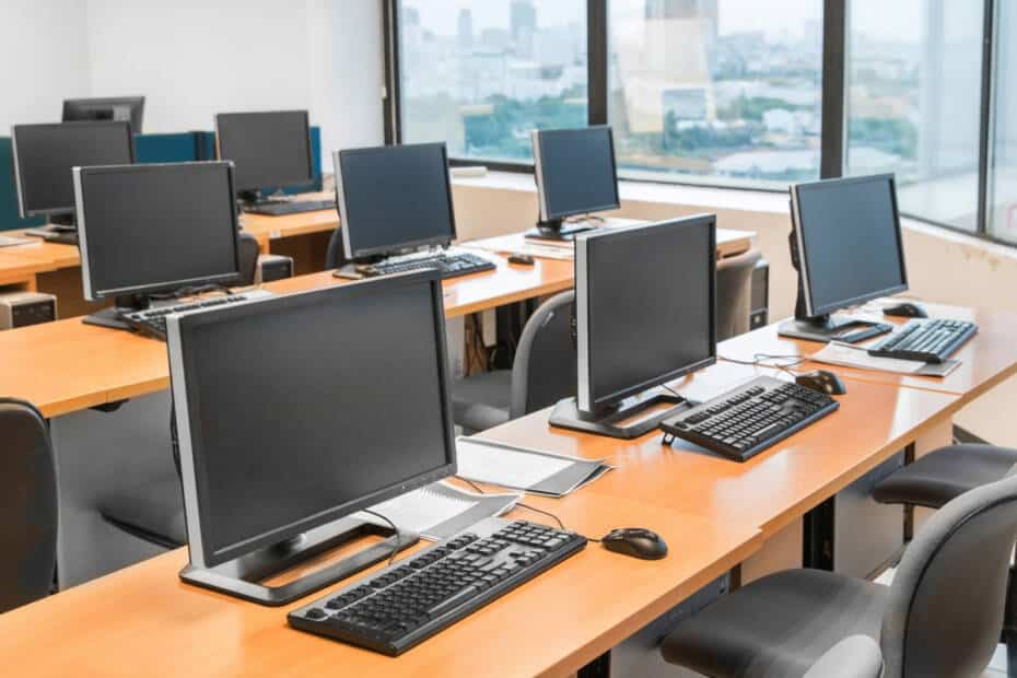 leeres Klassenzimmer mit Computern auf den Schreibtischen