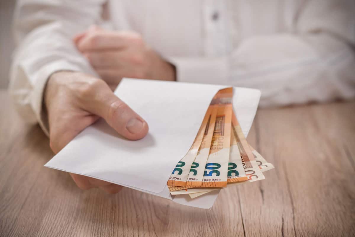 Hände reichen Bonus Umschlag Geld