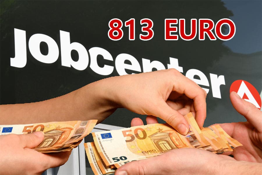 Hände übergeben vor dem Jobcenter 813 Euro in Banknoten