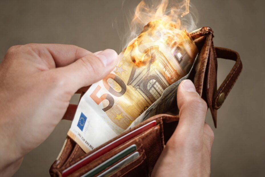 Brennender 50-Euro-Geldschein in der Geldbörse, symbolisch für die Entwertung des Bürgergeld-Regelsatzes durch Inflation