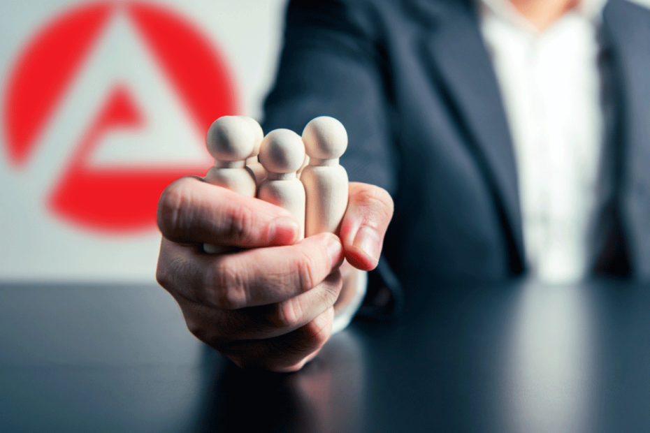 Hände vor Büro Jobcenter halten Figuren