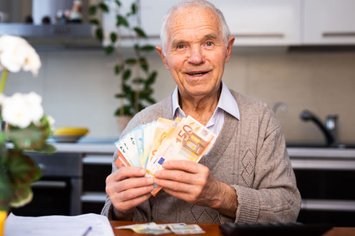 Rentner freut sich über mehr Geld ab 2024