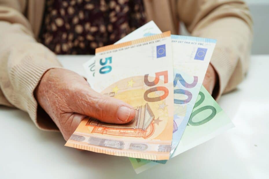 Rentnerin hält einige Banknoten in der Hand