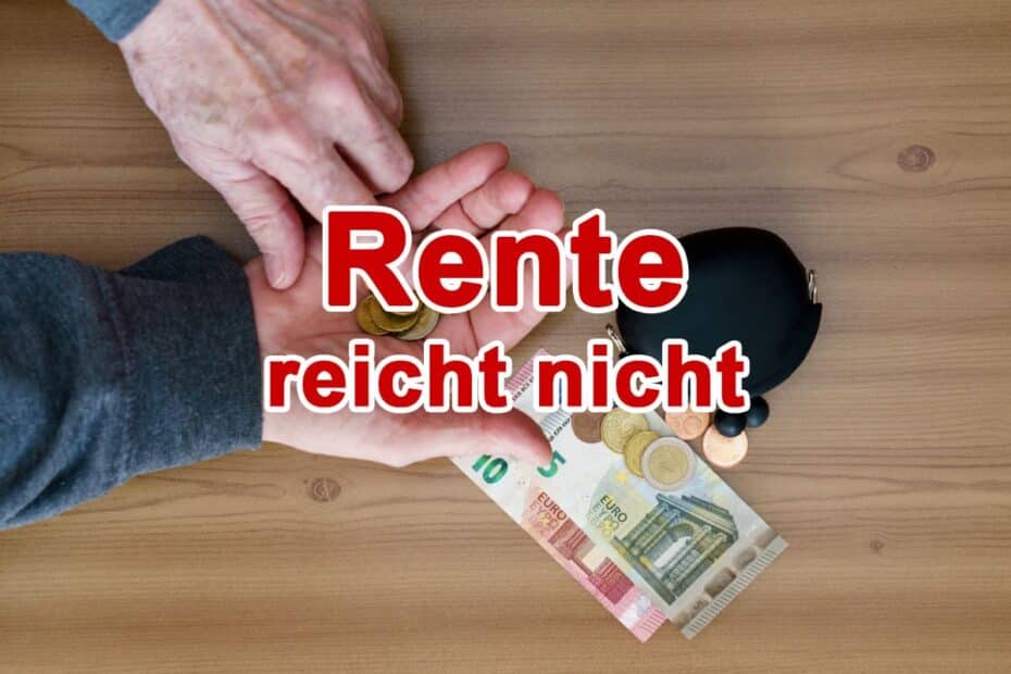 Männerhände eines Rentners zählen Geldscheine und Münzen