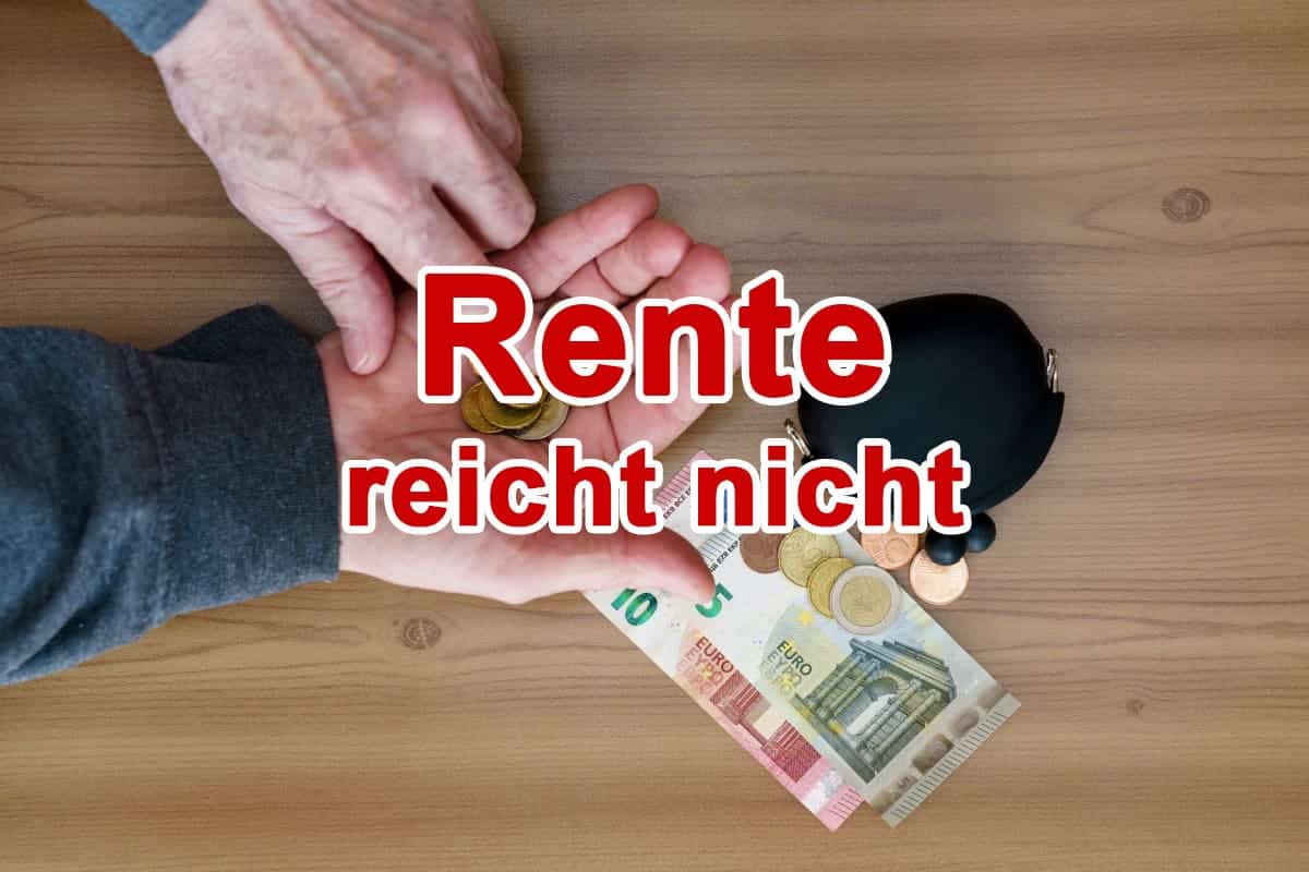 Männerhände eines Rentners zählen Geldscheine und Münzen