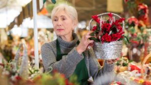 Seniorin im Rentenalter noch berufstätig bei der Arbeit in Gärnerei