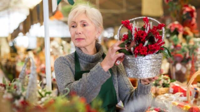 Seniorin im Rentenalter noch berufstätig bei der Arbeit in Gärnerei