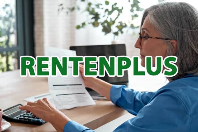 Rentnerin mit Bescheid und Taschenrechner