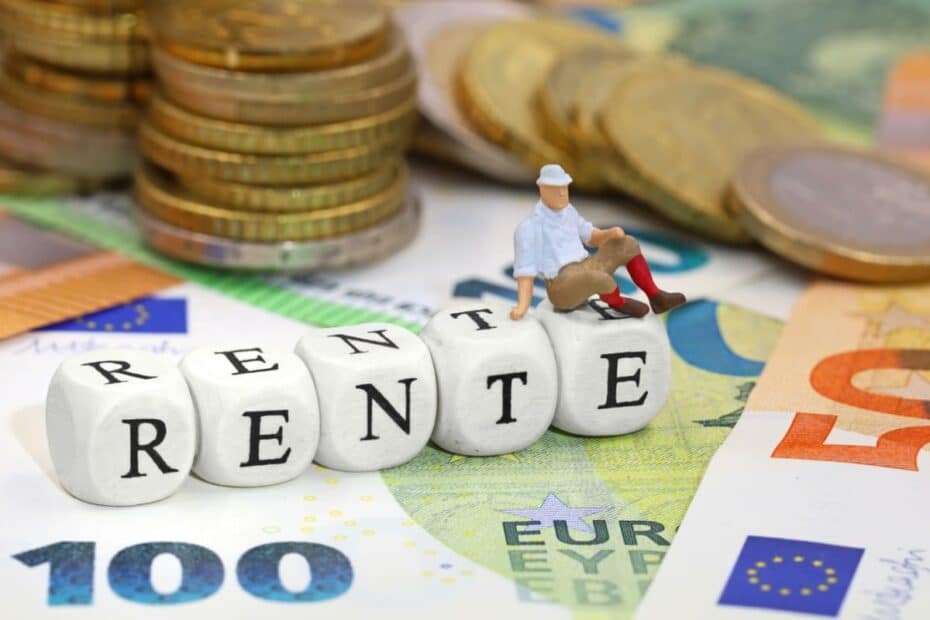 "Rente" in Holzbuchstaben auf Geldscheinen