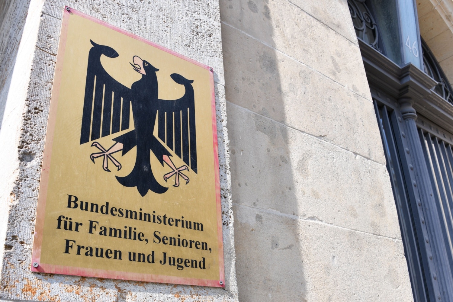 Schild mit Bundesadler des Familienministeriums