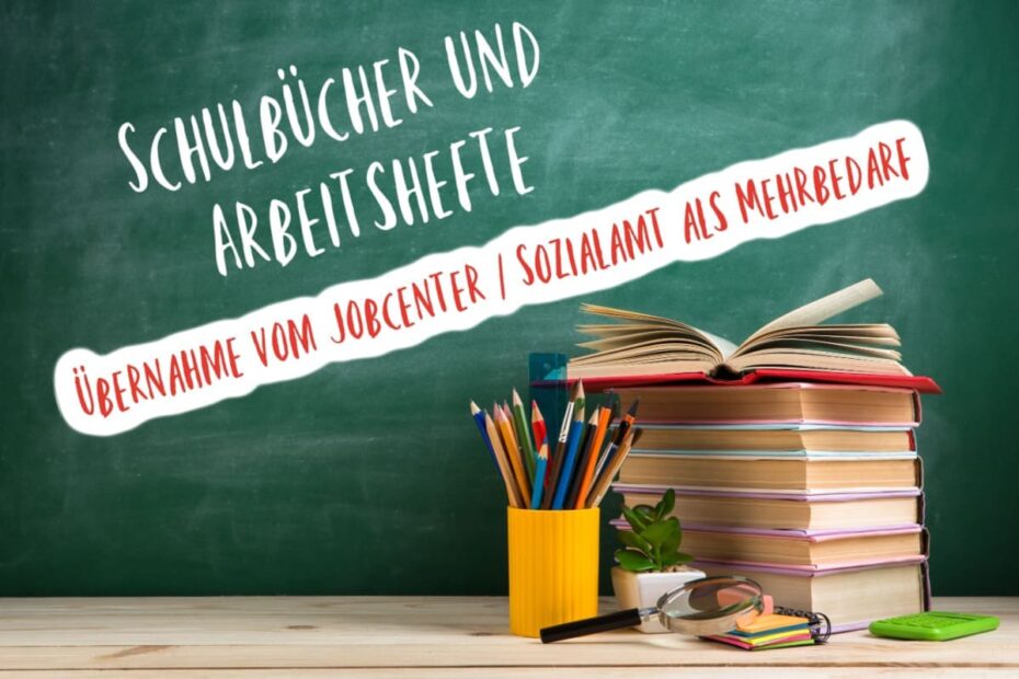 Schultafel mit Büchern und Stiften im Vordergrund