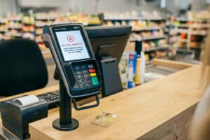 Zahlungsterminal für Kartenzahlung zeigt an, dass Karte nicht gedeckt ist