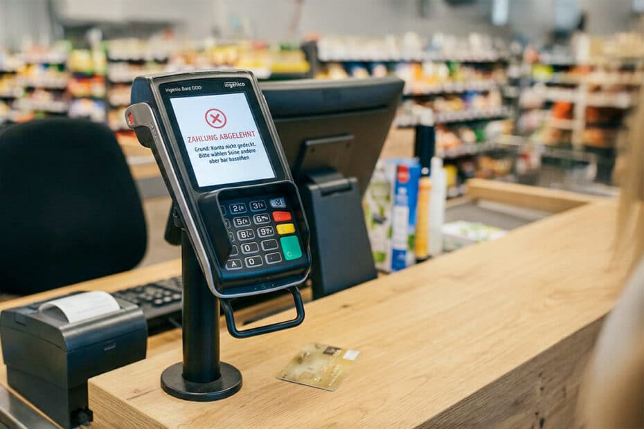 Zahlungsterminal für Kartenzahlung zeigt an, dass Karte nicht gedeckt ist