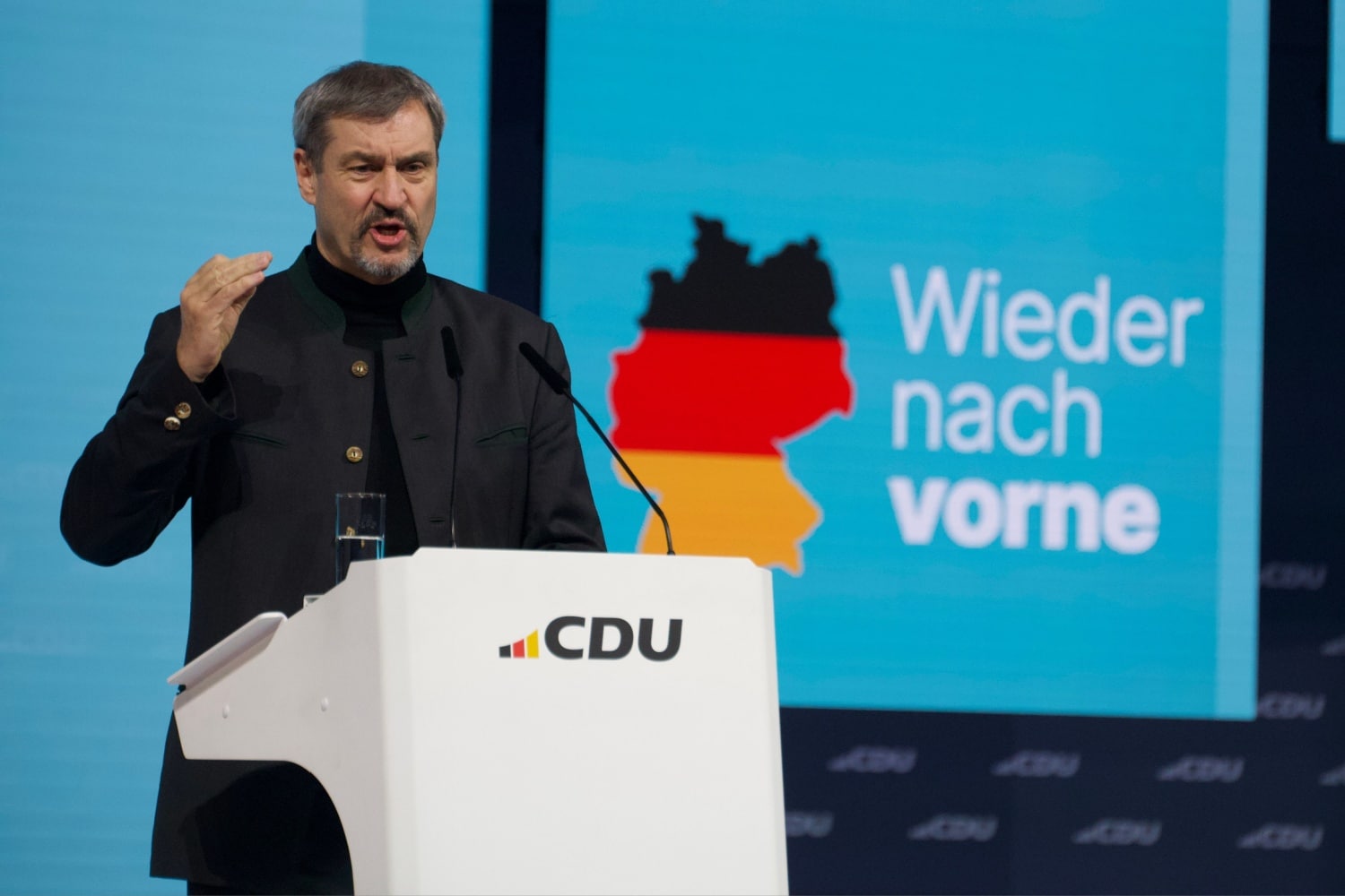 Markus Söder am Rednerpult bei einer CDU Tagung in 2025