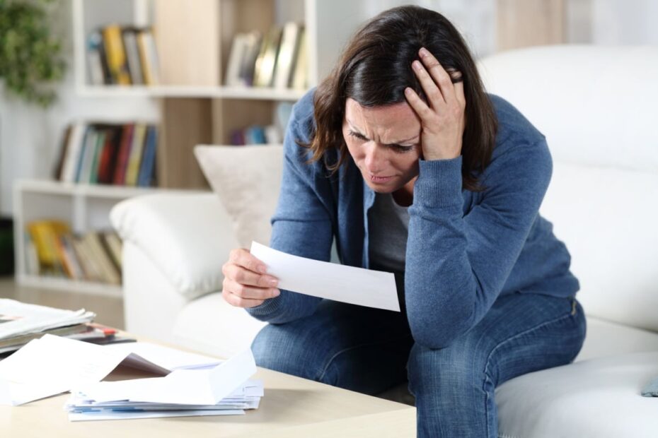 Fassungslose Frau liest Brief