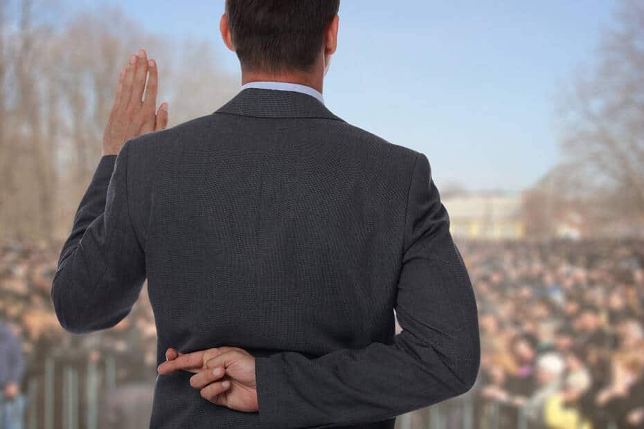 Politiker mit verschränkten Fingern hinterm Rücken