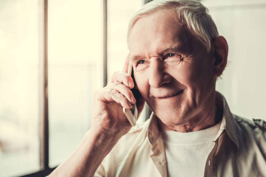 Älterer Mann spricht am Telefon