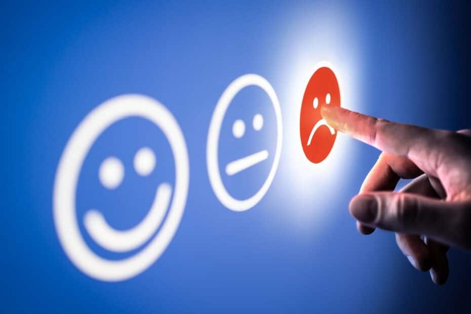 Tablet mit Smileys zur Bewertung von Leistung