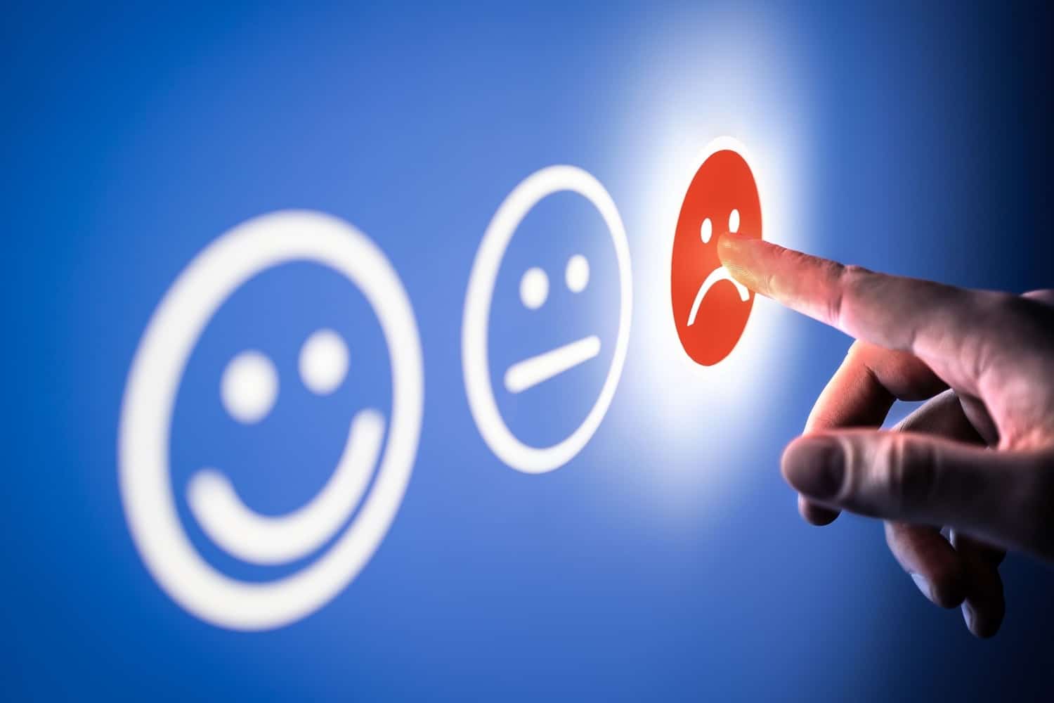 Tablet mit Smileys zur Bewertung von Leistung