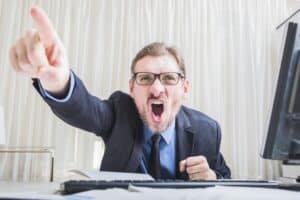 Wütender Chef zeigt mit dem Finger "raus!"
