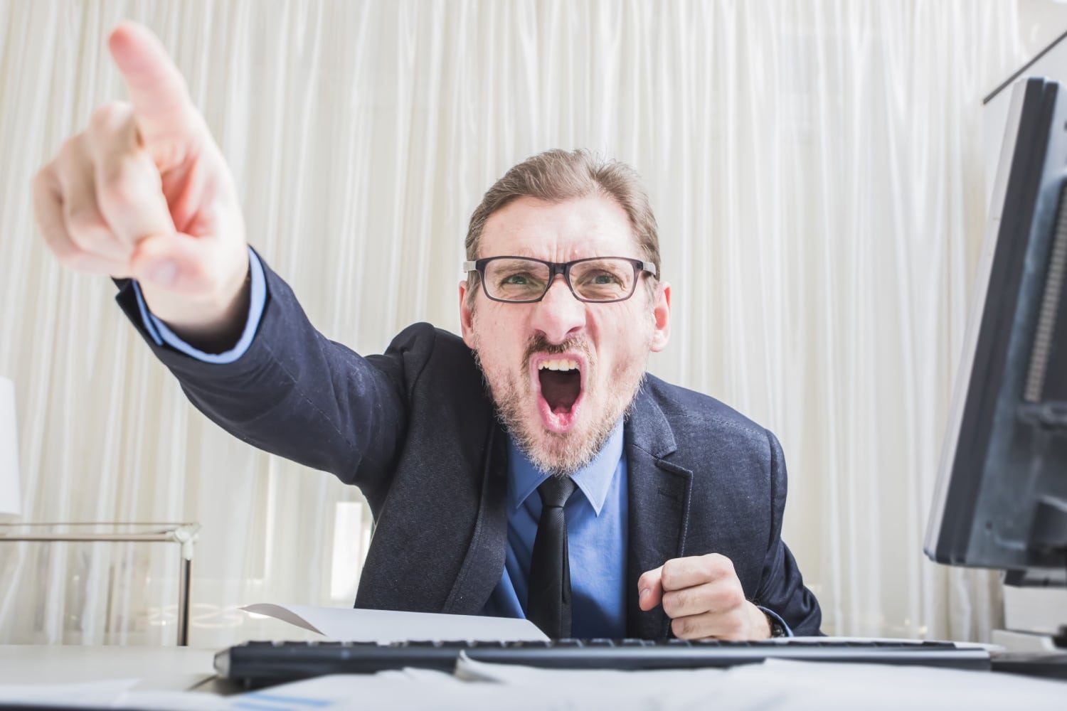 Wütender Chef zeigt mit dem Finger "raus!"