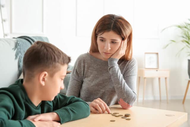 Mutter mit Sohn zählen Kleingeld