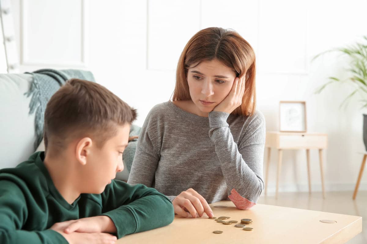 Mutter mit Sohn zählen Kleingeld