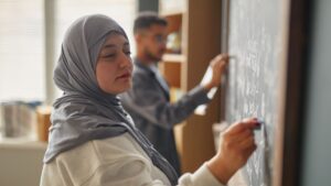 Junge Migranten besuchen einen Sprach- und Integrationskurs