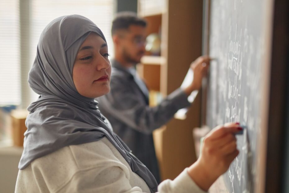 Junge Migranten besuchen einen Sprach- und Integrationskurs