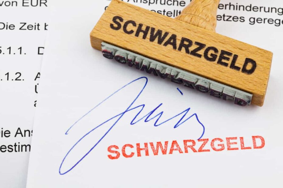 Stempel mit Aufschrift als Symbol für Steuerbetrug und Sozialbetrug