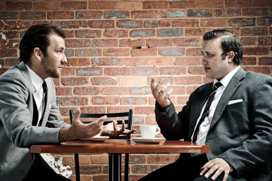 zwei Männer beim Stammtisch diskutieren über Bürgergeld Höhe