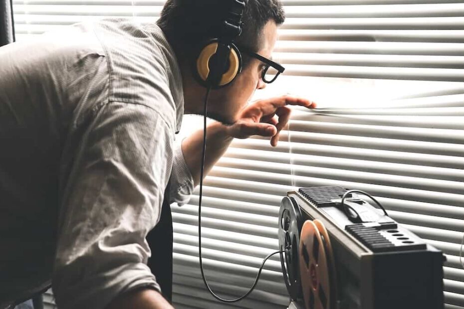 Polizist überwacht verdeckt und hört Telefon ab