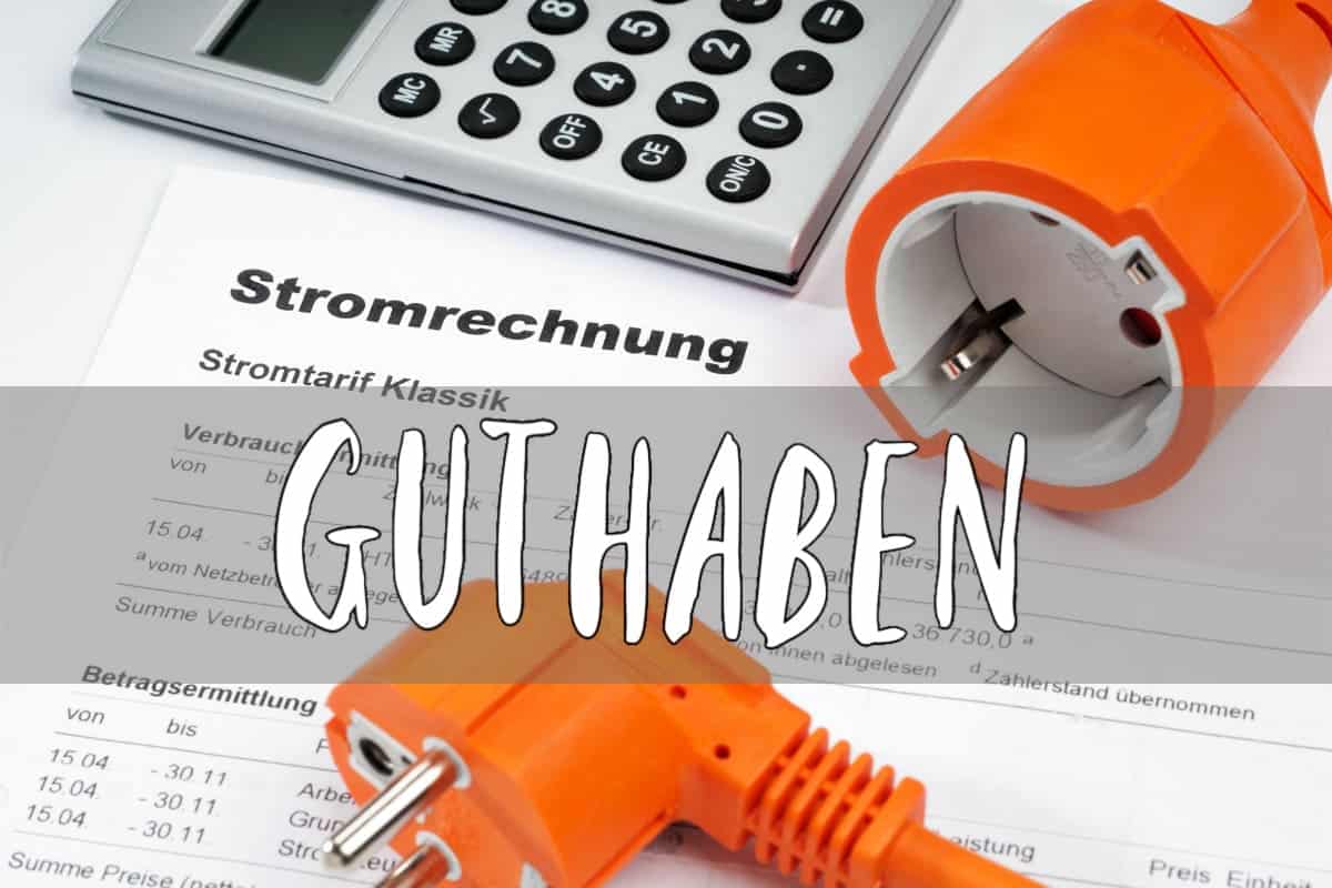 Stromrechnung mit Guthaben und orangenem Kabel mit Stecker