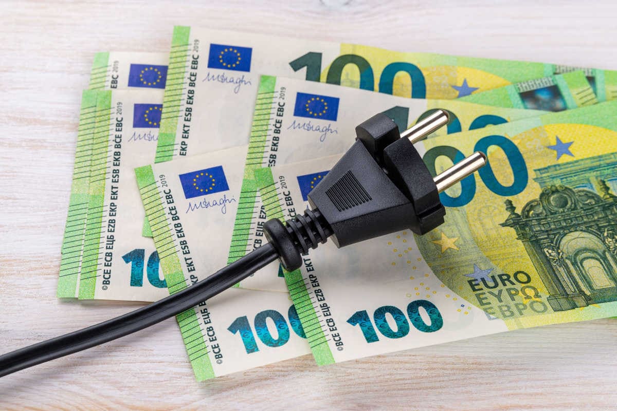 100-Euro-Scheine mit schwarzem Stromstecker am Kabel
