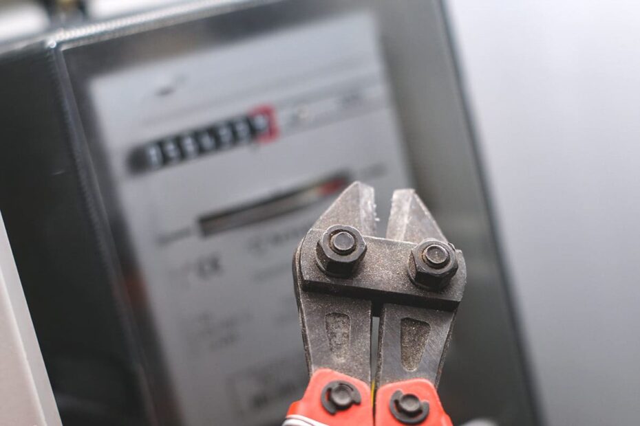 Stromzähler mit Seitenschneider als Symbol für Stromsperre