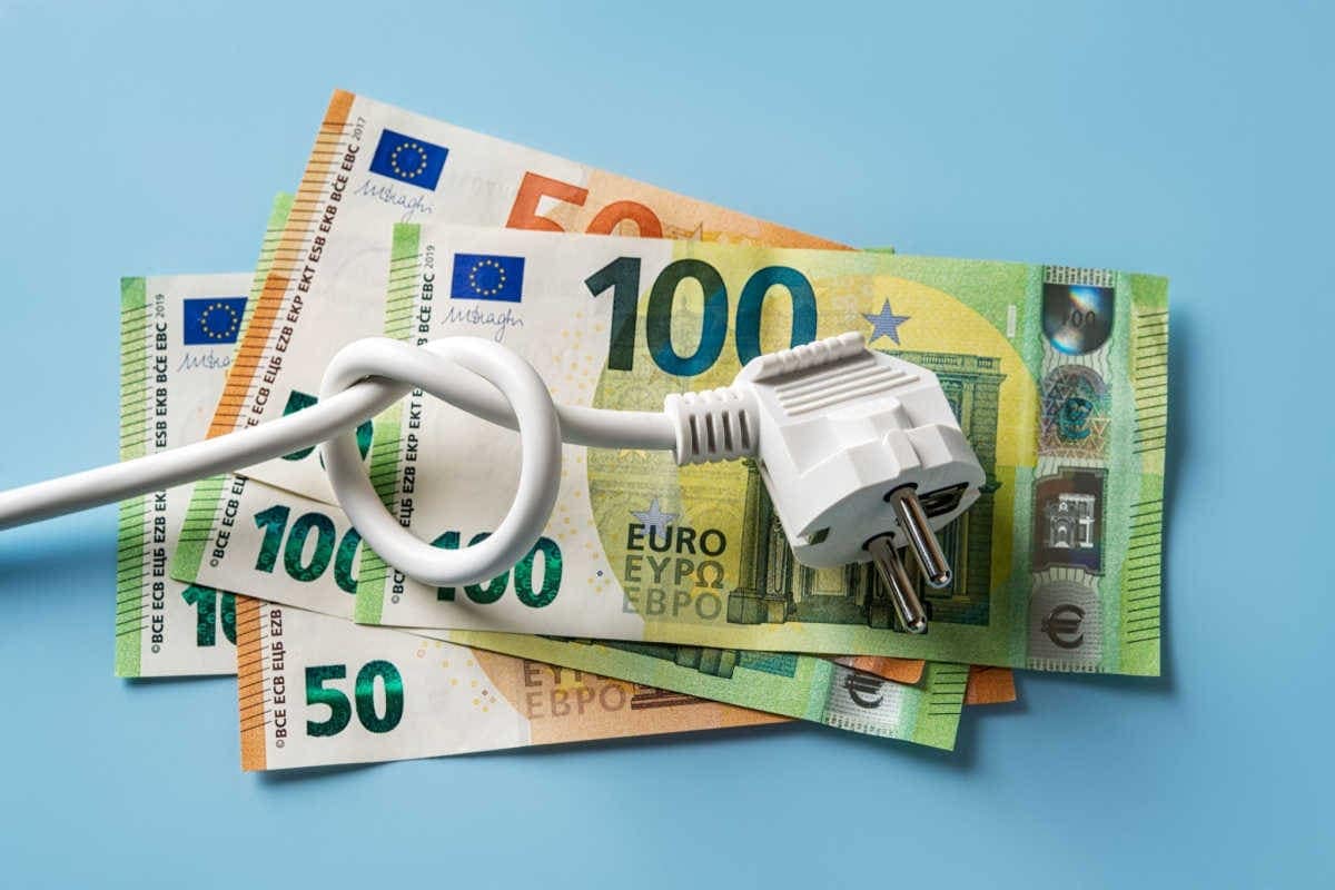 Stromkabel auf Euro-Banknoten