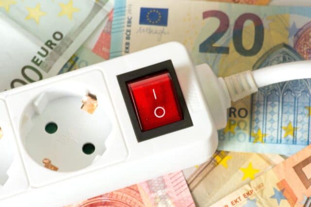 Strom Verlängerungskabel mit Euro-Banknoten