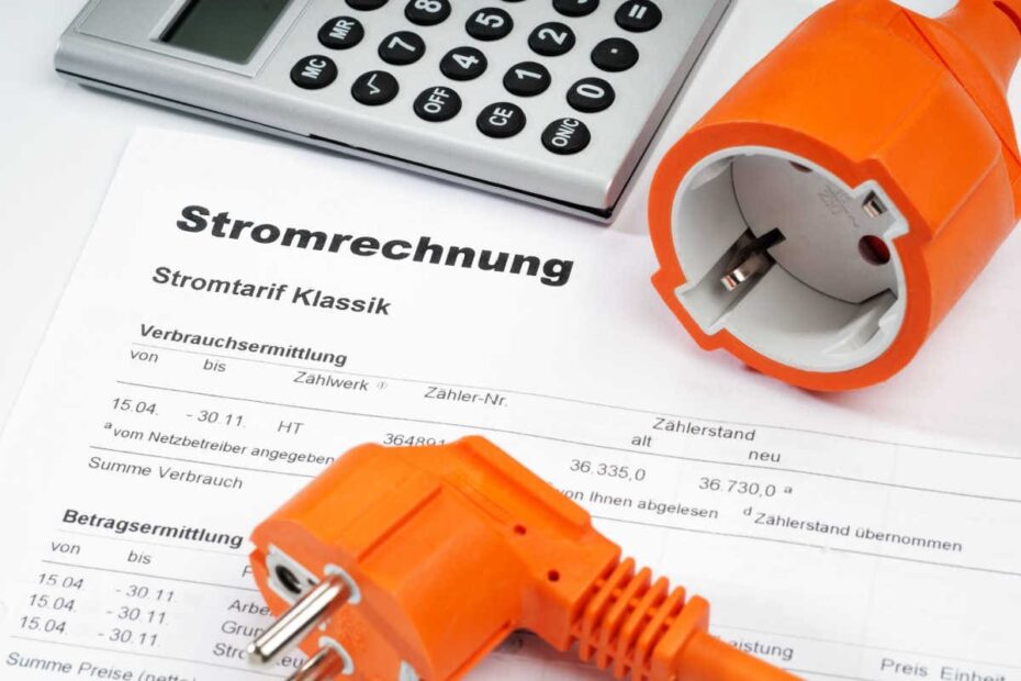 Stromrechnung mit Taschenrechner und Stromstecker