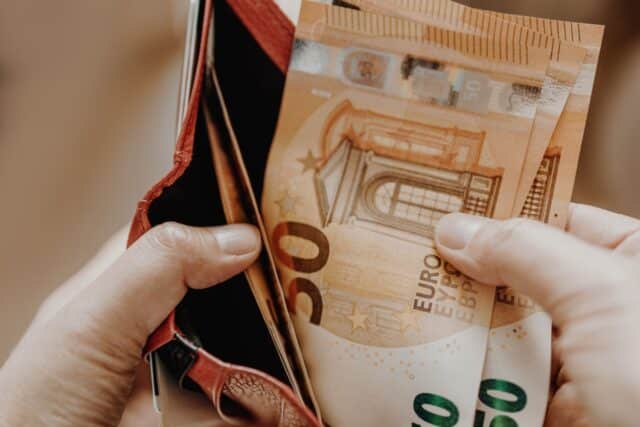 Portemonnaie mit 50-Euro-Scheinen – Symbol für Bürgergeld und Sozialleistungen
