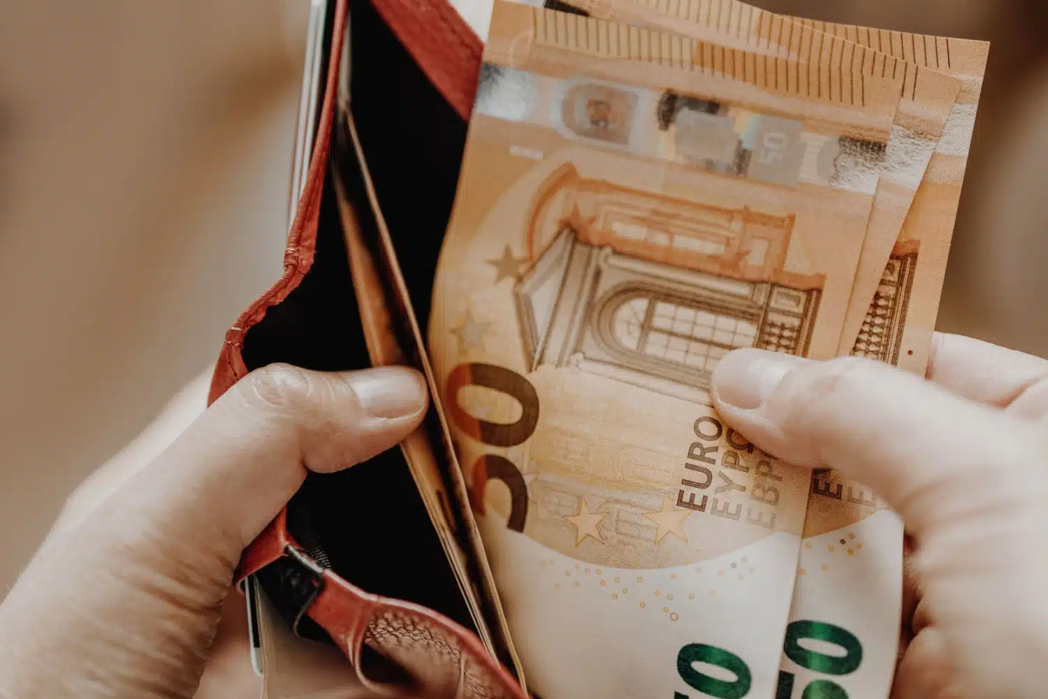 Portemonnaie mit 50-Euro-Scheinen – Symbol für Bürgergeld und Sozialleistungen