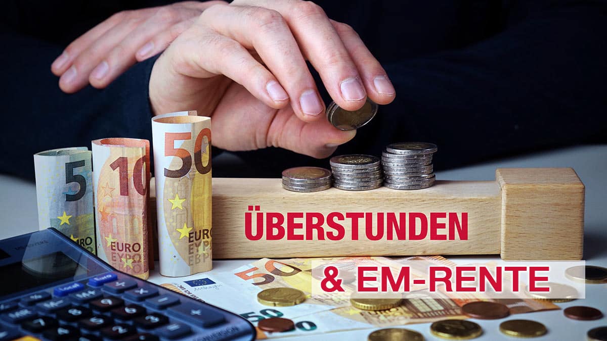 Überstunden & EM-Rente Schriftzug. Im Hintergrund stapelt Hand Geldmünzen und Scheine