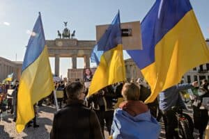 Demonstration mit Ukraine Flaggen in Berlin Siegestor