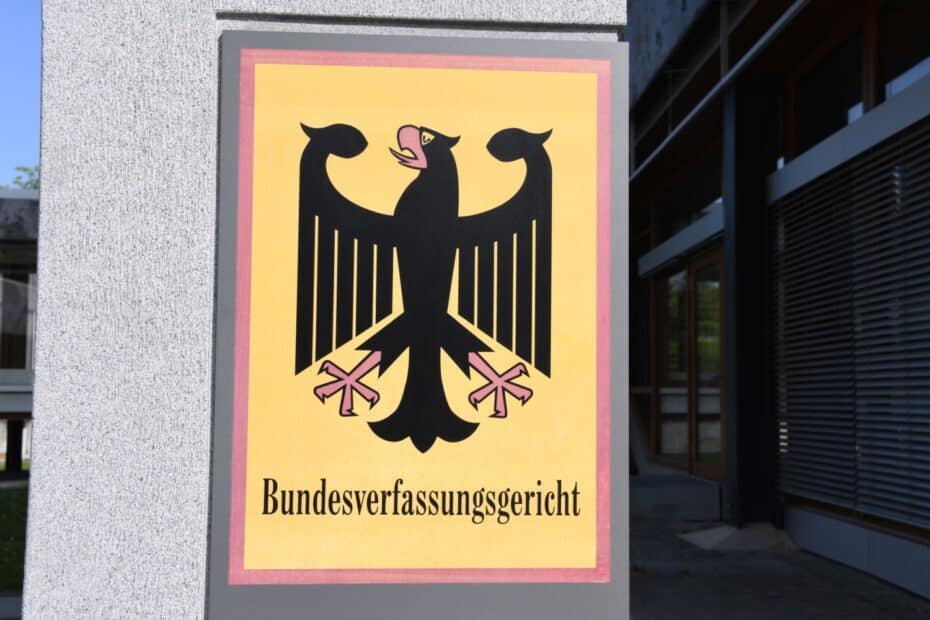 Schild mit Bundesadler des Bundesverfassungsgerichts