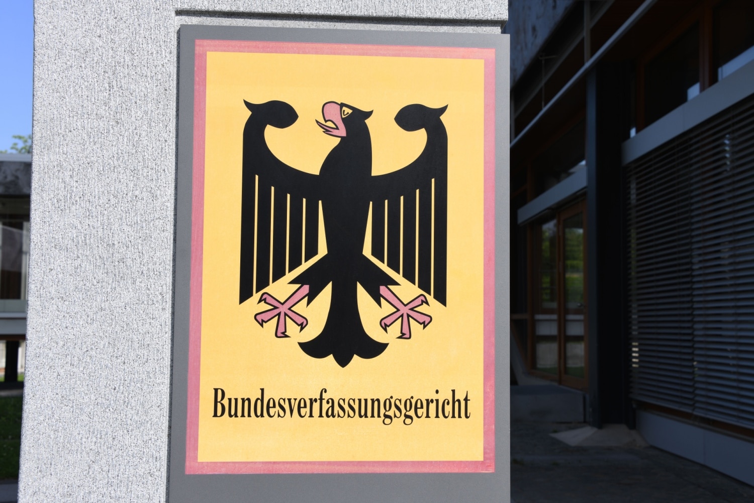 Schild mit Bundesadler des Bundesverfassungsgerichts