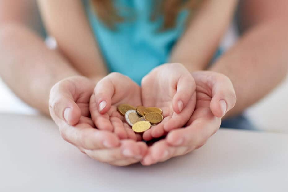 Mutter und Tochter halten Kleingeld in der Hand