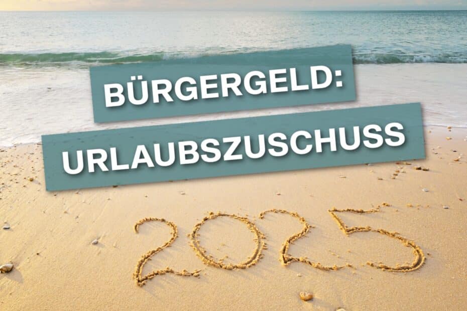 Strand mit Meer und Horizon, mit Finger in Sand Zahl 2025 geschrieben, Aufschrift Bürgergeld Urlaubszuschuss
