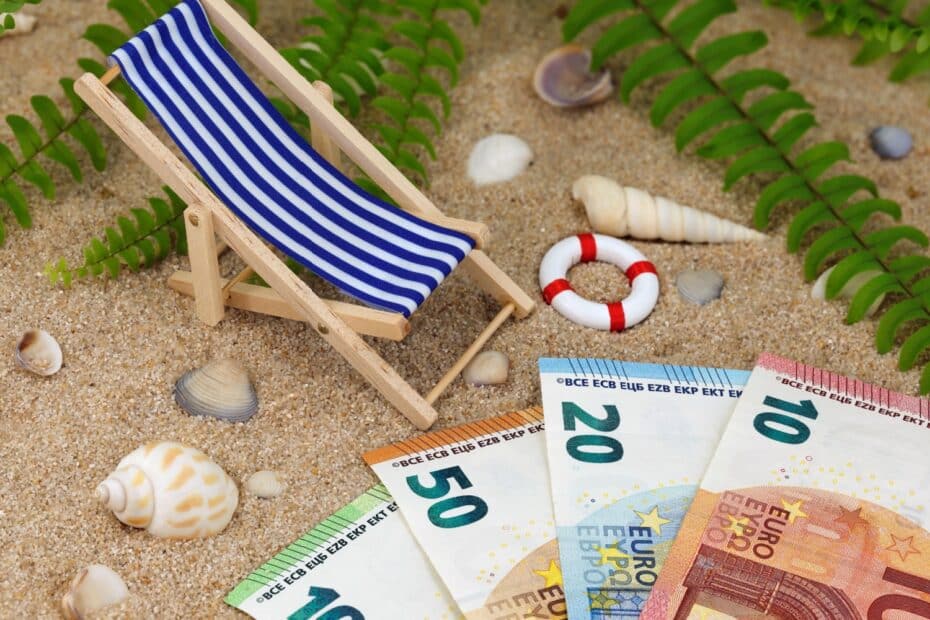 Liegestuhl und Geldscheine am Strand