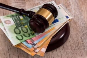 Euro-Geldscheine unter Richterhammer