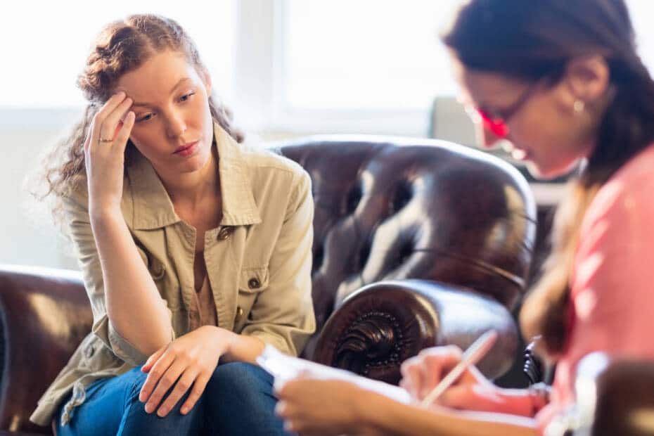 Frau sitzt bei Psychotherapies